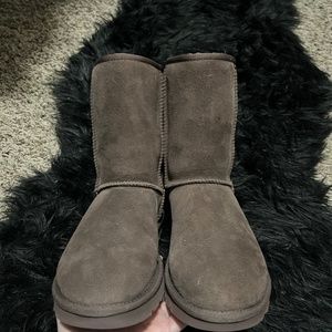 UGG short classic boots (SOLD OUT ONLINE)
